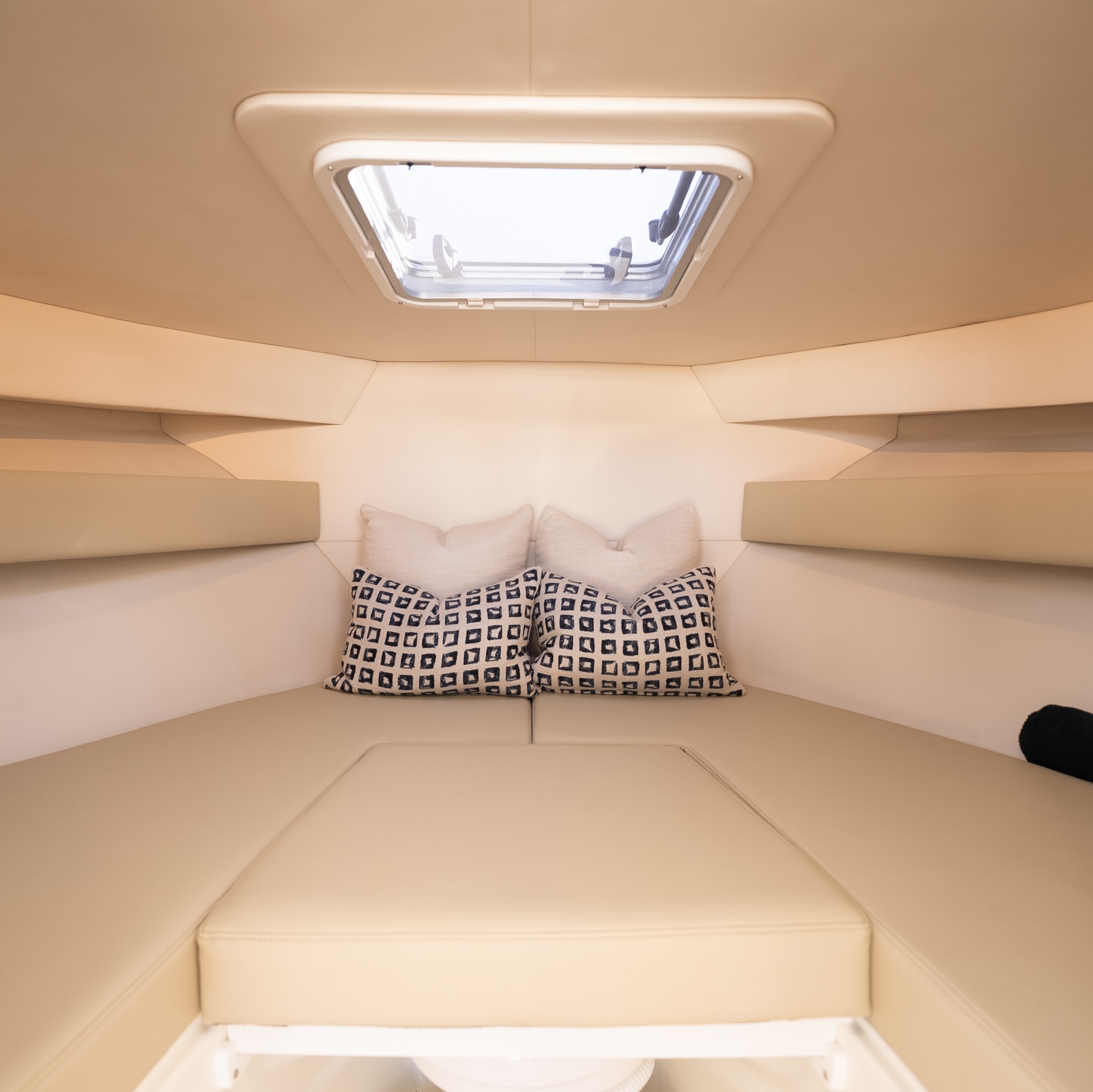Caribbean-27F-cabin-mobile